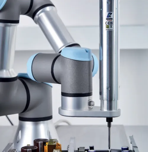 Robot med skruetrækker på printkort